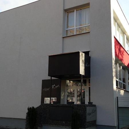 Mari Kiri Penzion Bratislava Bagian luar foto