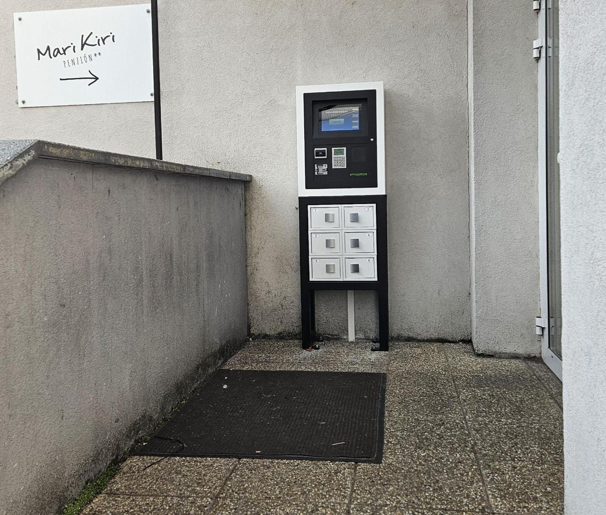 Mari Kiri Penzion Bratislava Bagian luar foto